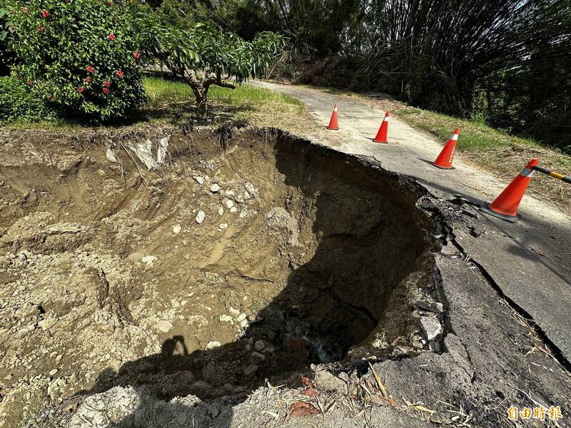 楊柳颱風逼近 台南大內塌陷路面先封鎖待復建