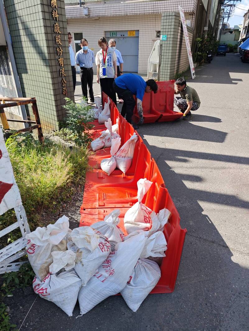防颱超前部署 台南仁德溝渠築擋水牆、新化備妥沙包抽水機