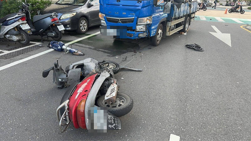 王女機車被撞飛10公尺，王女更被捲入車底，當場失去生命跡象。（民眾提供）