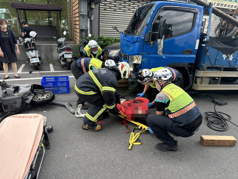 疑騎車左轉未禮讓直行車！彰化祖孫遭貨車撞飛捲車底 1死1傷