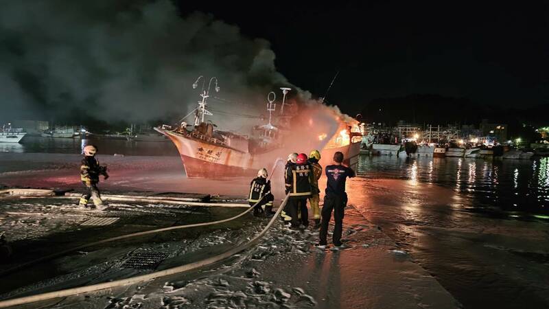八斗子漁港火燒船 濃煙直竄天際 6船員跳海保命
