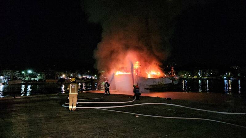 消防隊員趕抵時，漁船已全面燃燒。（記者吳昇儒攝）