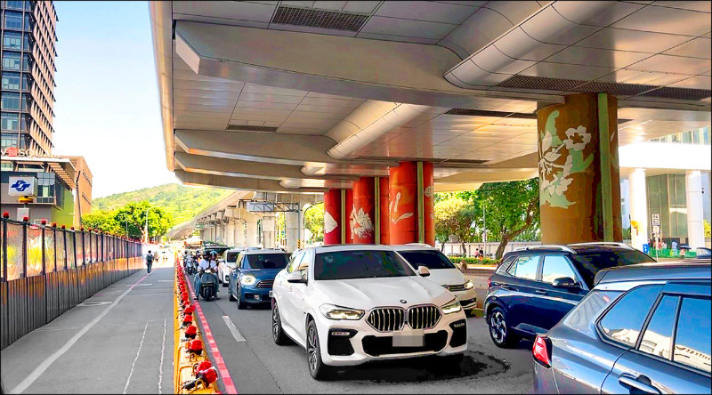 施工占用車道 捷運劍南路站天天塞