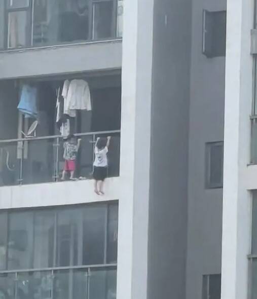 13樓高空玩命！中國2童陽台外玩「引體向上」 鄰居嚇壞急報警