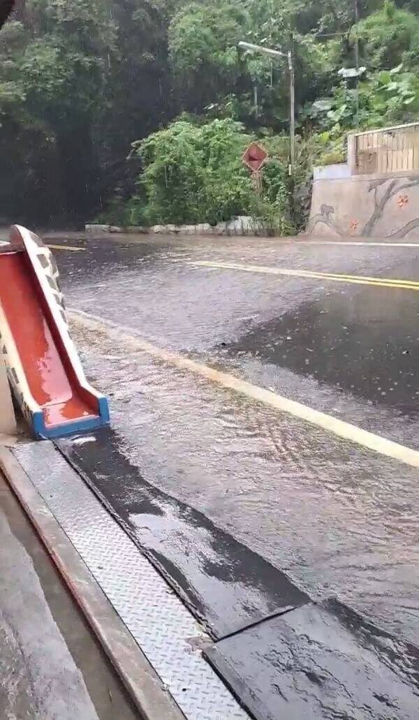家門變小河！南投台16線截水溝堵塞 民怨逢雨就淹