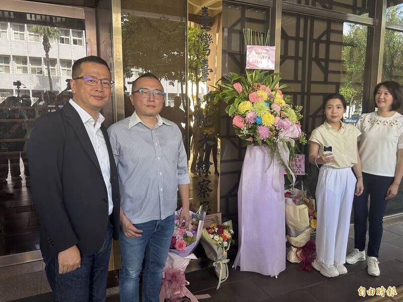 民眾黨秘書長周榆修、國民黨立委王鴻薇、羅智強及徐巧芯，今赴台北地檢署送花。（記者劉詠韻攝）