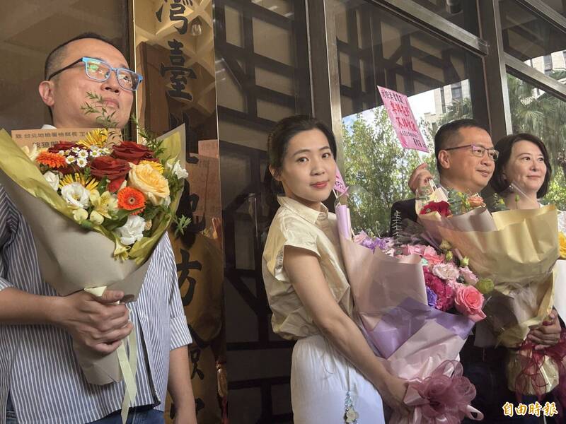 民眾黨秘書長周榆修、國民黨立委王鴻薇、羅智強及徐巧芯，今時赴台北地檢署送花。（記者劉詠韻攝）