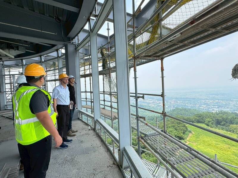 南投「松嶺之星」觀景塔天空步道，可360度眺望四周美景。（南投縣政府提供）