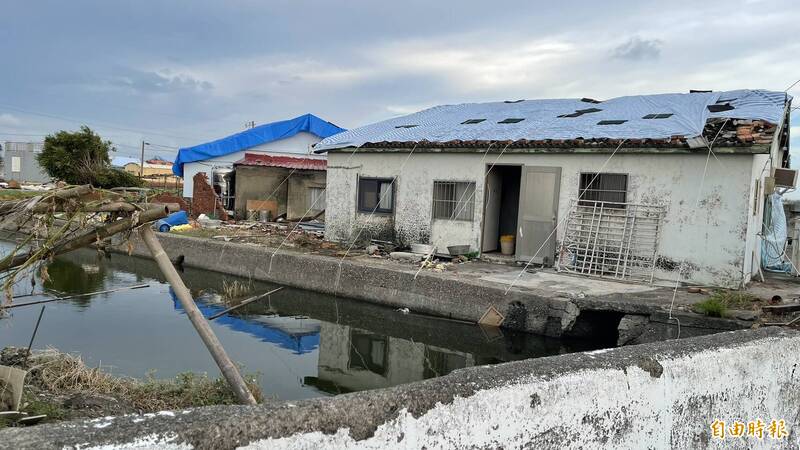 楊柳颱風將至，台南學甲受風災衝擊民宅屋頂被吹掀，災民束手無策。（記者王姝琇攝）