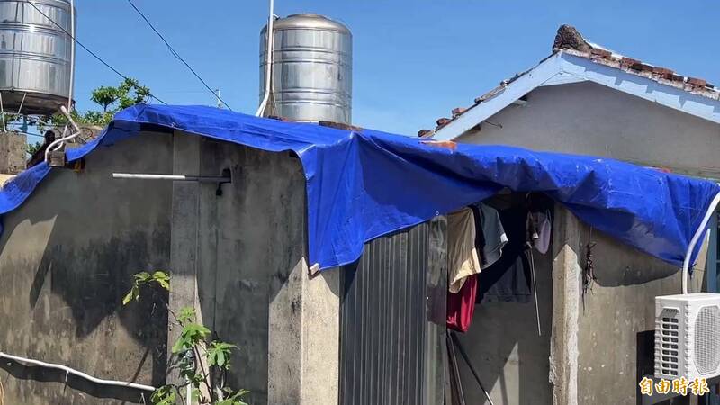 七股區仍有許多家戶屋頂用帆布遮風避雨。（記者王姝琇攝）
