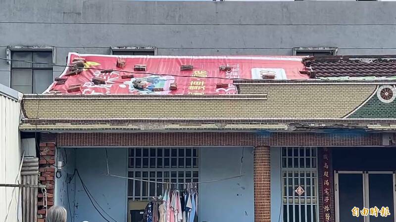 七股區仍有許多家戶屋頂用帆布遮風避雨。（記者王姝琇攝）