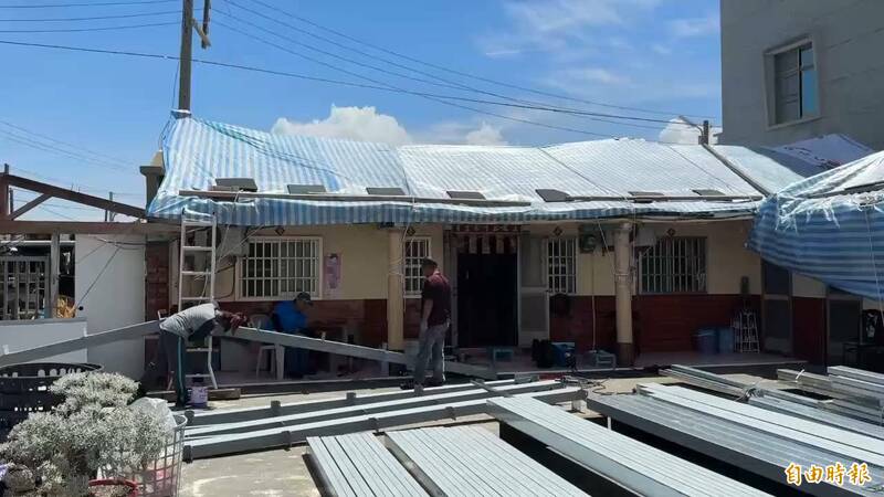 楊柳颱風將至，台南七股受災戶加速修繕被吹毀的屋頂。（記者王姝琇攝）