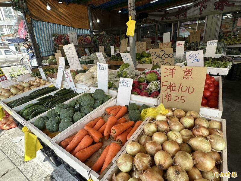楊柳颱風逼近！台北蔬菜批發價69元創新高 平價高麗菜持續供應