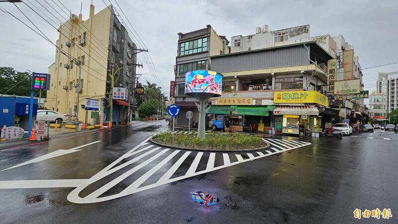 彰化縣和美圓環完成改造，在大型電子看板旁有藍底白箭頭的圓環遵行方向牌面。（記者劉曉欣攝）