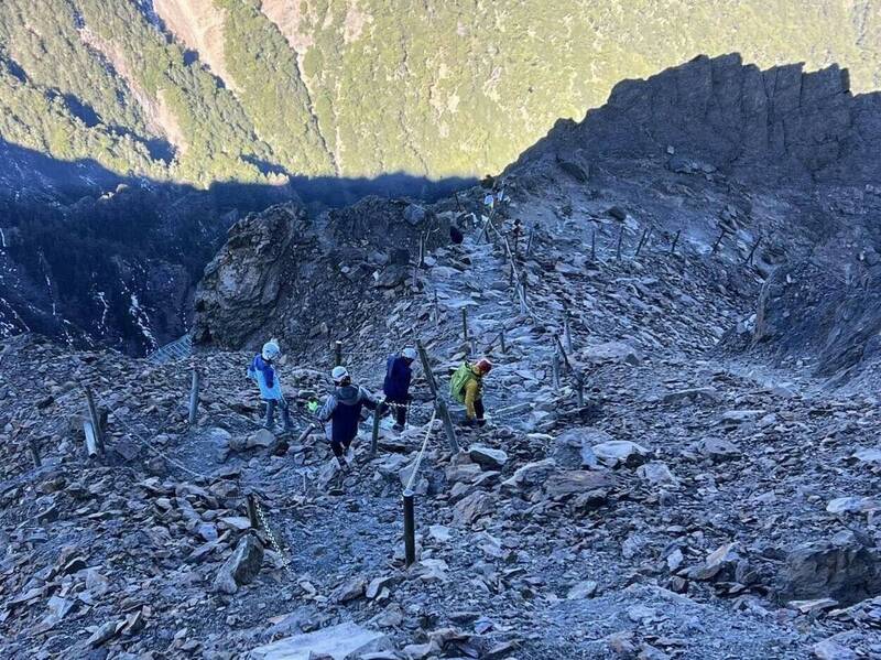 玉山防颱撤光主、群峰山友 南二段滯留22人就地避災