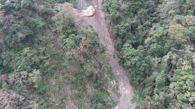 露營客驚見巨石懸掛台7線上方邊坡 復興工務段啟動整治