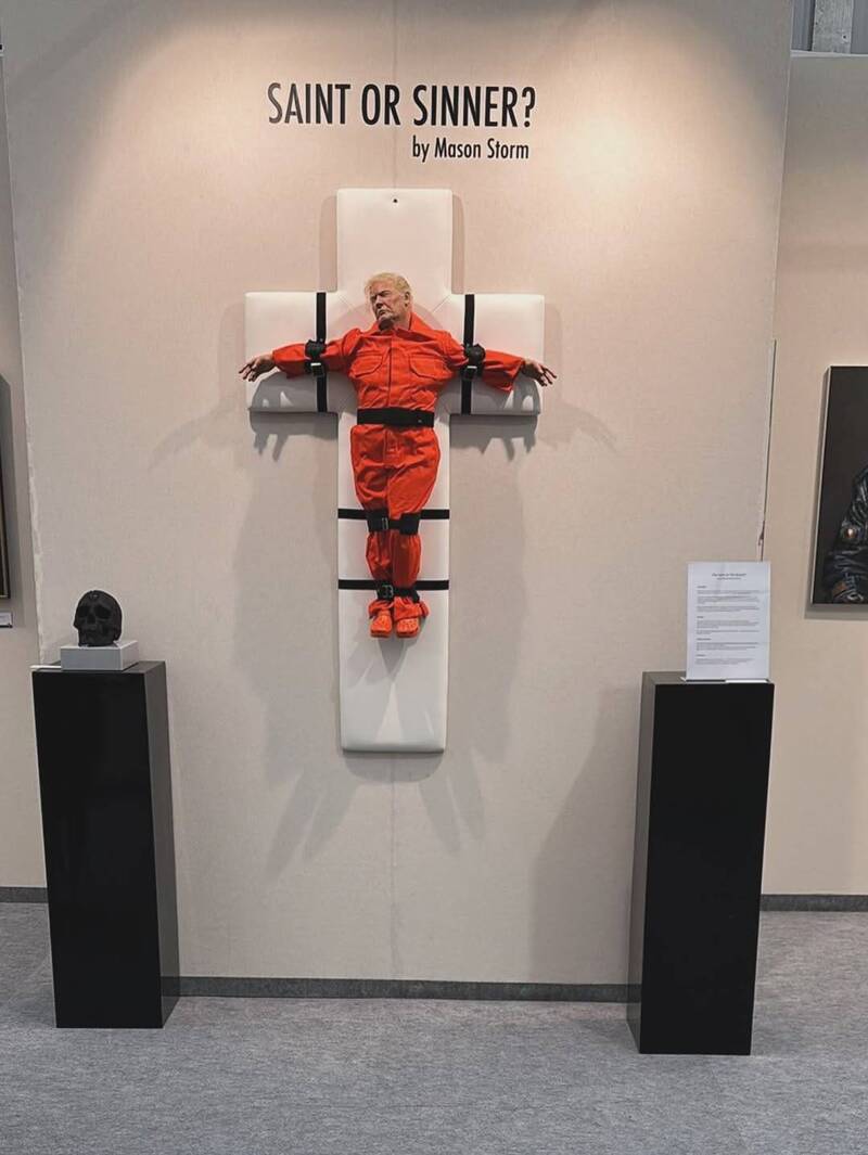 瑞士畫廊原定要在巴塞爾車站展出「川普十字架」雕像，由於安全問題突然喊停。（圖擷自「Galerie Gleis 4」IG）