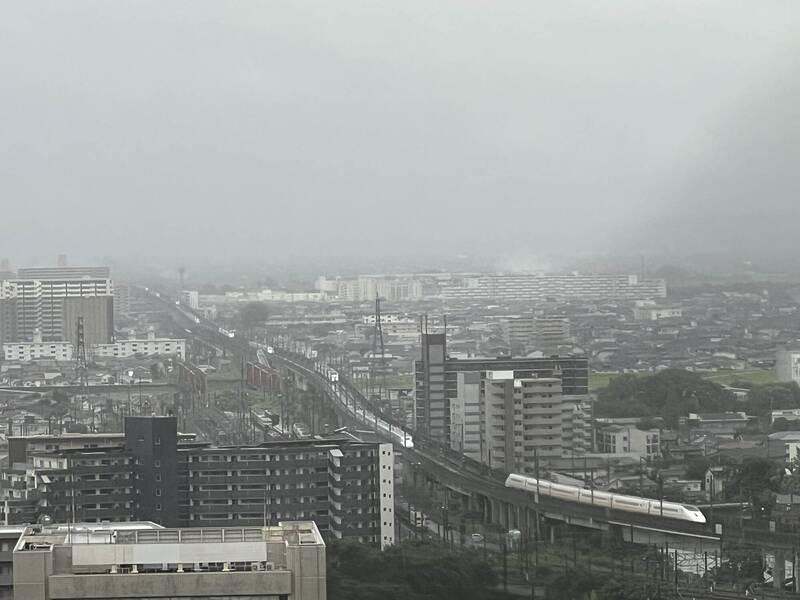 日本九州新幹線「排隊躲暴雨」 奇景勾起台灣網友24年前回憶