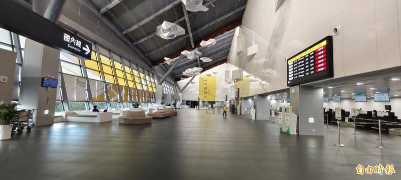 台中機場13日國內線航班全數取消，航廈空蕩蕩。（記者張軒哲攝）