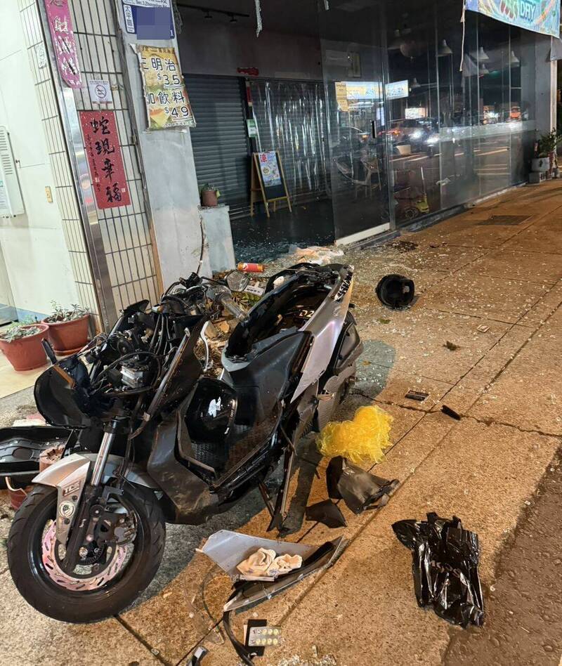 台中王姓騎士昨晚騎機車和左轉彎自小客撞上，又失控撞進路邊店家，機車嚴重損壞，現場一片狼藉。（民眾提供）
