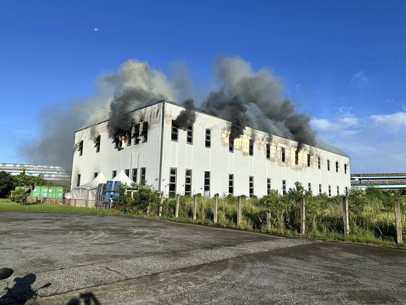 新北市八里一處食品廠倉庫今天上午傳出火災。（記者吳仁捷翻攝）