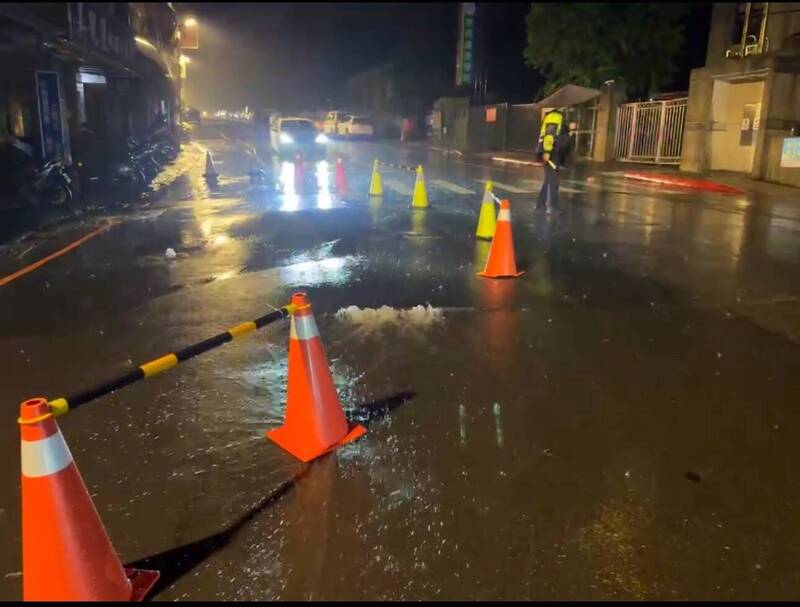 基隆市復興路自來水公破管，水噴出馬路（施偉政提供）