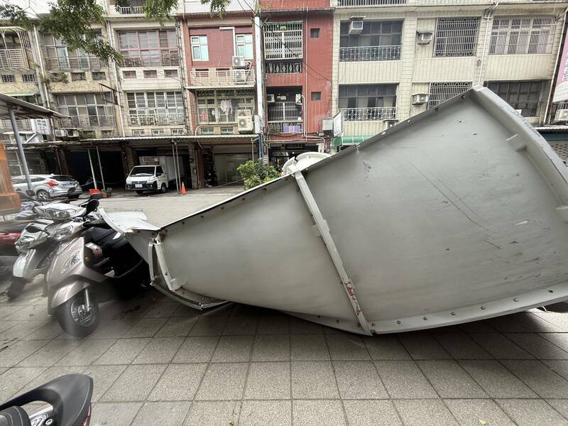 桃園也被「風狂」楊柳掃到 東門市場頂樓排風罩遭吹落