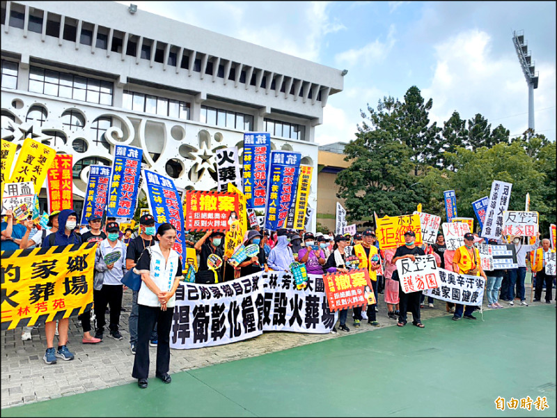 反火葬場自救會手舉標語,要求進入二階環評。(記者張聰秋攝) 反火葬場自救會手舉標語,要求進入二階環評。(記者張聰秋攝)