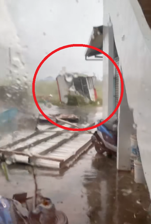 楊柳颱風狂襲 網友拍到綠島小屋滾走了