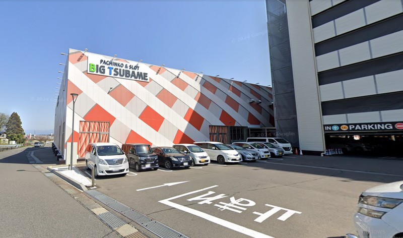 日本福島縣會津若松市柏青哥店，12日遭歹徒搶走2800萬日圓現鈔，嫌犯之一竟是19歲少年。（圖擷自Google街景）