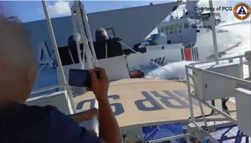 中國海警船11日在南海黃岩島附近海域，試圖驅離1艘菲律賓海岸防衛隊巡邏艦，卻因此撞上中國海軍驅逐艦。（法新社）