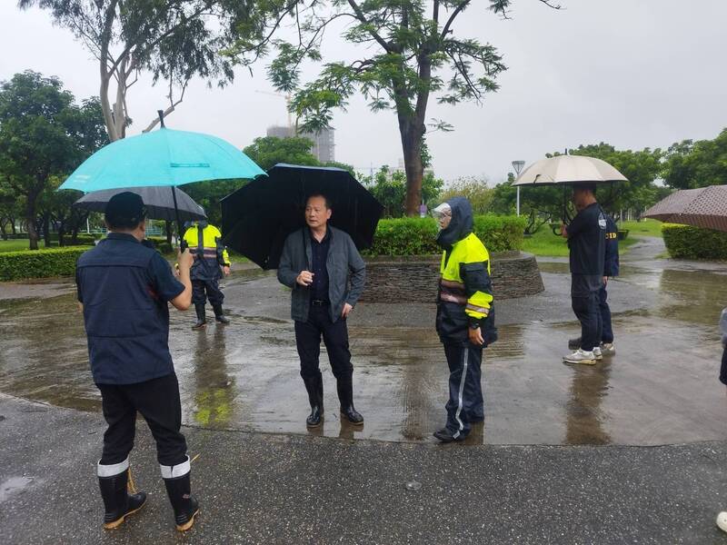 颱風天高雄岡山公園傳槍響  男子開槍自戕送醫不治
