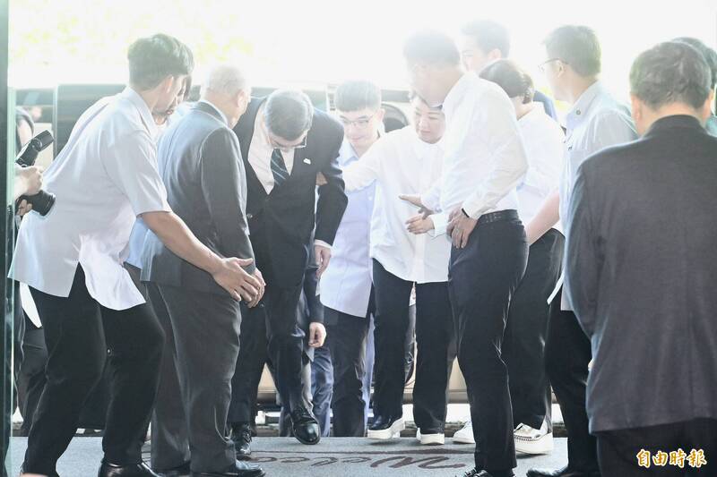 卓揆台中座談被階梯絆到踉蹌 盧秀燕急拉一把