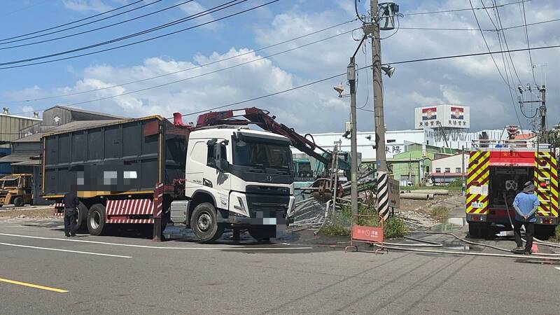 鋼爪夾爆管線!台南安南區瓦斯外洩 近2小時搶修危機解除