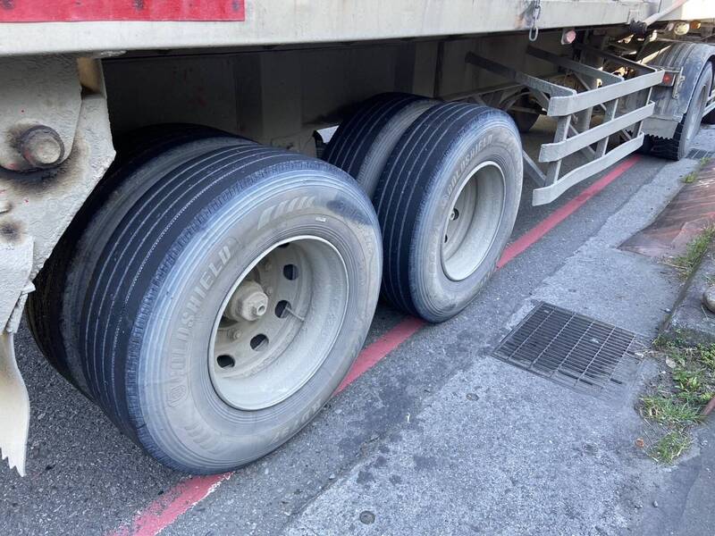 70歲機車騎士遭砂石車後輪輾過。（記者吳仁捷翻攝）