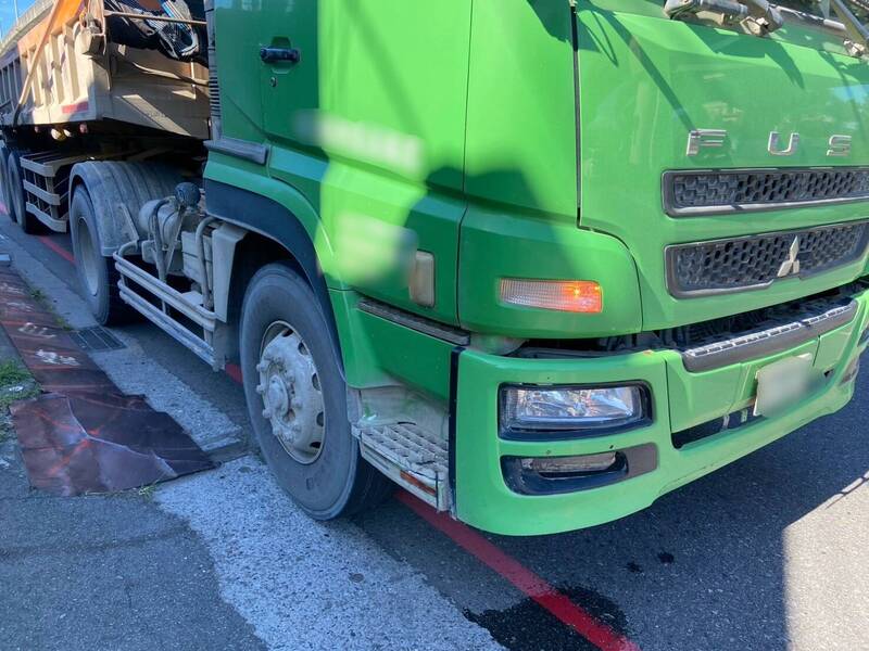 肇事砂石車。（記者吳仁捷翻攝）