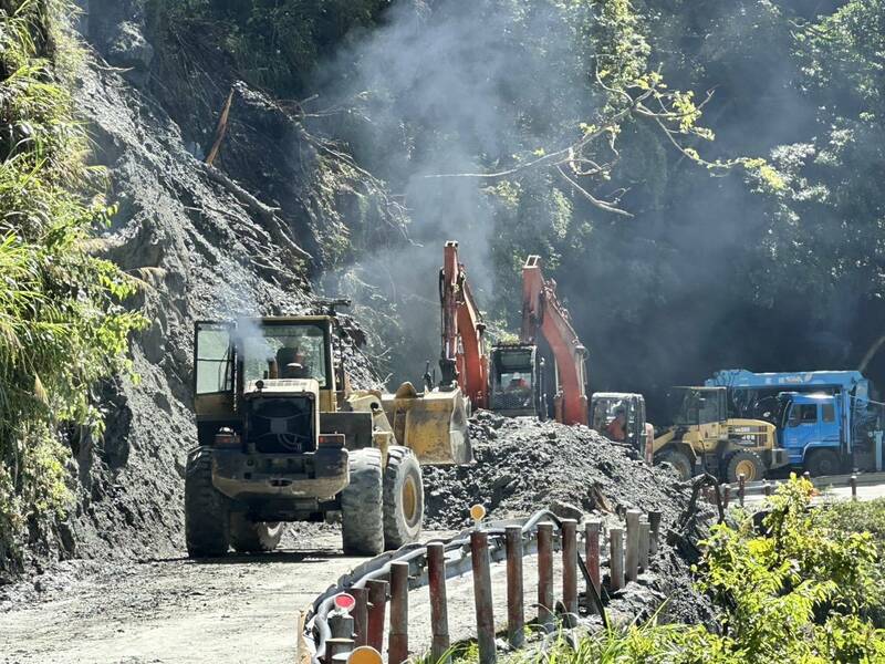 台8線中橫公路155.8公里處薛家場路段落石坍方，工程人員清空後，發現路基缺口。（公路局提供）