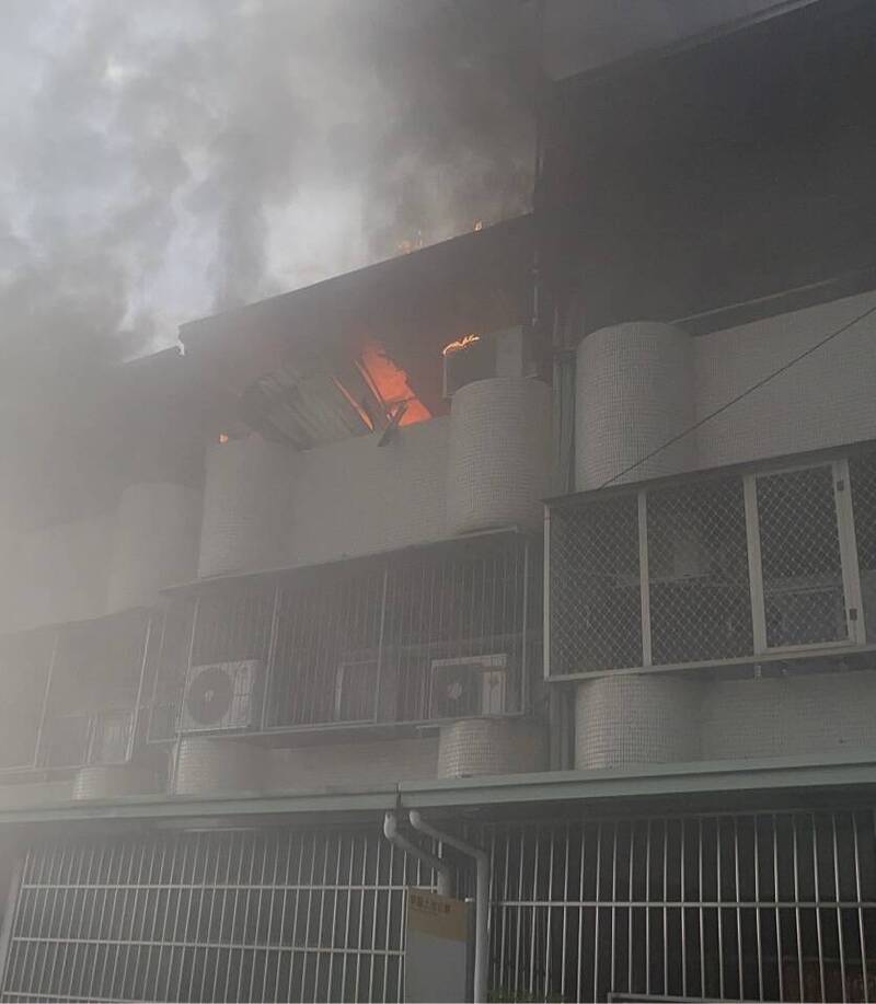 台中霧峰區萊園路連棟住宅起火，火勢從3樓房間竄出。（讀者提供）