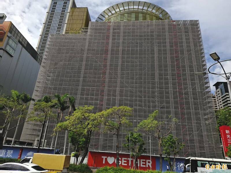 新光三越中港店鷹架開拆   民眾喜迎９月底復業