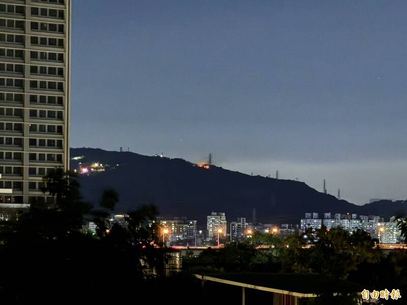 男爬大同山7樓高電塔觸電亡釀山火 12公里外可見火點
