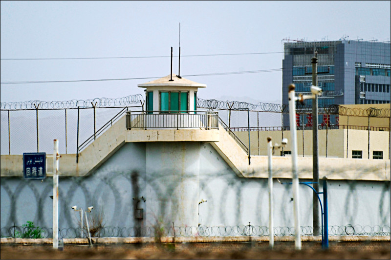 美國國務院在12日發布的2024年度人權報告中認定，中國對絕大多數維吾爾族穆斯林實施「種族滅絕」。圖為新疆克孜勒蘇州阿圖什（Artux）的維吾爾人拘留營。（法新社檔案照）