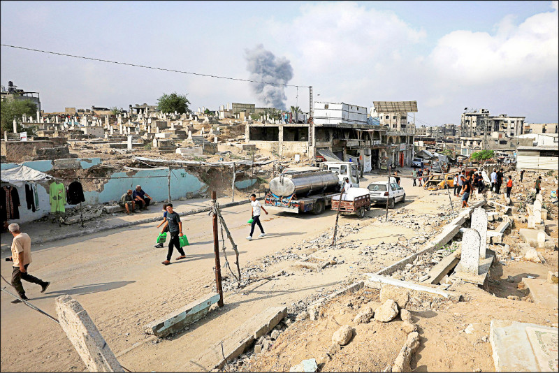 以色列軍方13日批准對加薩走廊的新作戰計畫架構，加薩市遭到猛烈轟炸，據稱過去1天內有至少123人遇襲身亡，是1週以來最慘重的單日傷亡紀錄。（路透）