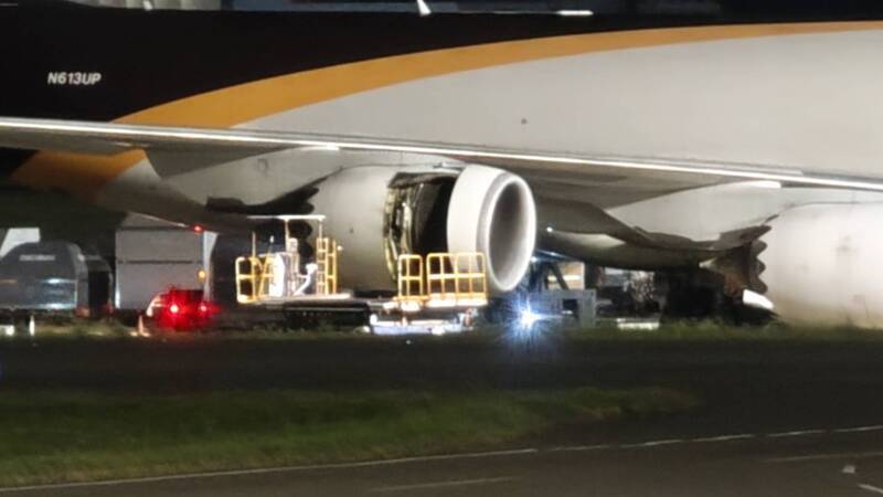 UPS貨機降落桃機「發動機擦地噴火」 北跑道巡檢後重啟