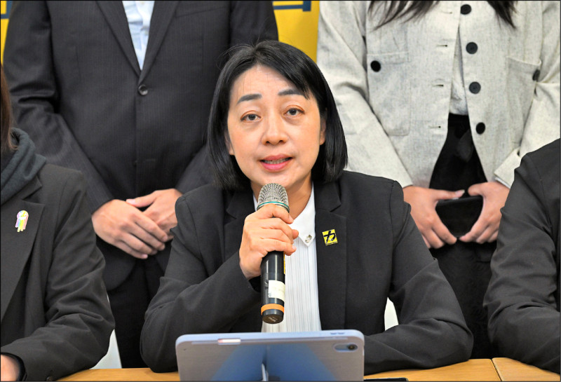 行政院院會昨通過「韌性特別條例修正草案」，拍板普發一萬元現金，且不排富，時代力量黨主席王婉諭直言，這是「狠狠地打支持者一巴掌又背棄原則，讓人看不清楚行政院的立場到底是什麼。」（資料照）