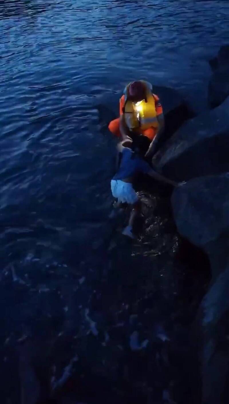 台東金樽漁港女童落海 海巡疾馳成功救援