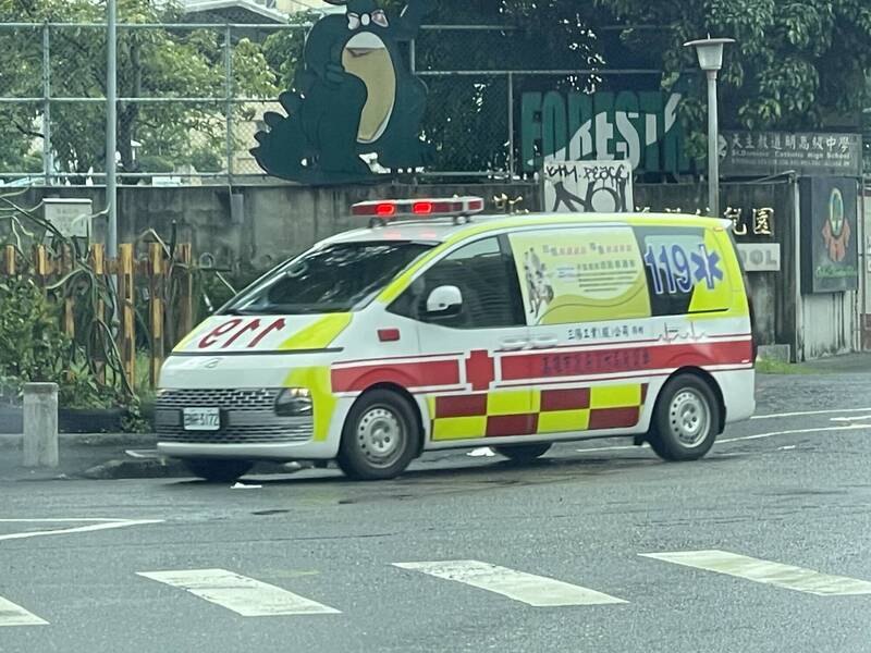 高雄男向友人訴苦 警方協尋發現他在公園廁所受傷送醫