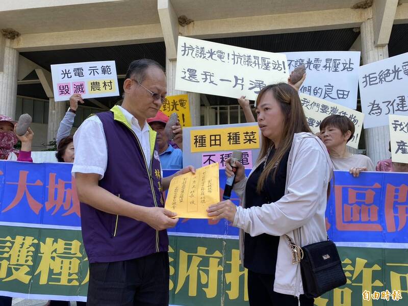 彰化縣府經綠處官員接下自救會陳情書。（記者張聰秋攝）