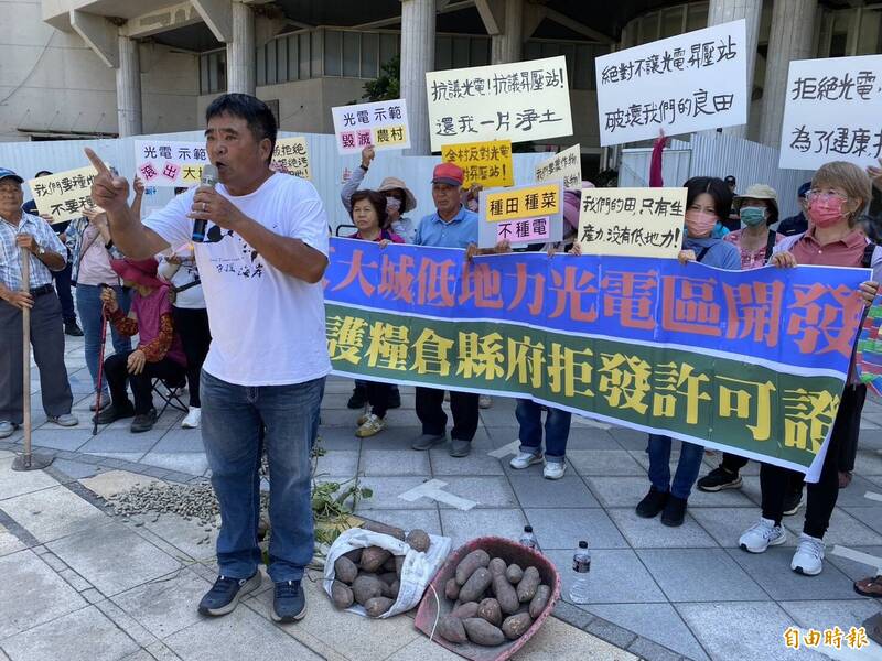 洪新有認為，光電與風電業者接連搶佔農地，讓農民的生存權益受到嚴重侵害。（記者張聰秋攝）