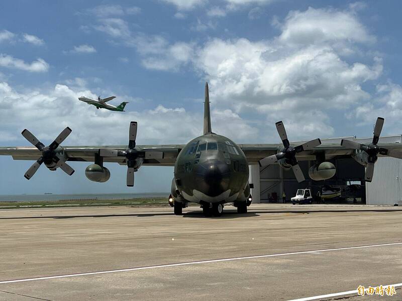 颱風台金交通停擺 「雲豹」高速船、軍機前進金門支援載客
