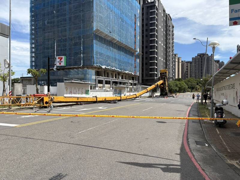 桃園龜山建案吊車翻覆  雜物掉落砸中1路人